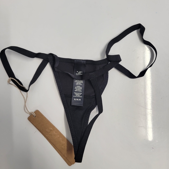 (SKIMS)3 panties for $32 new with tag, Size:M,. SKIMS-Style 018 - Picture 8 of 8